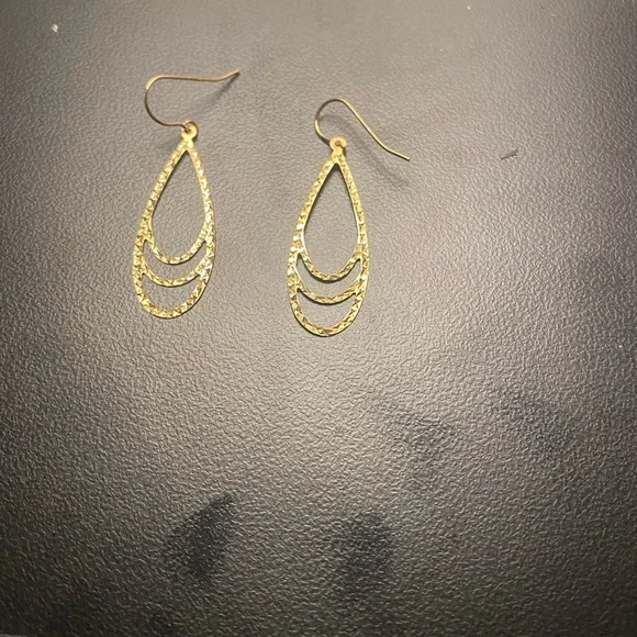 Chic Gold Teardrop Earrings - Picture 4 of 4